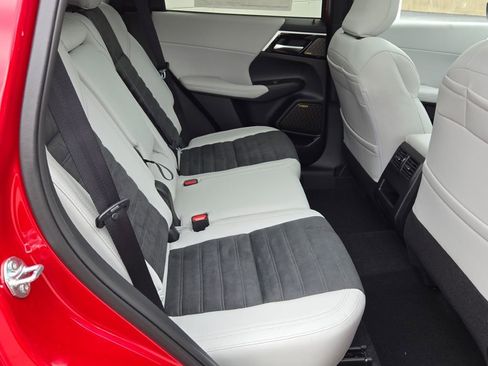 New 2025 Mitsubishi Outlander SE image 8