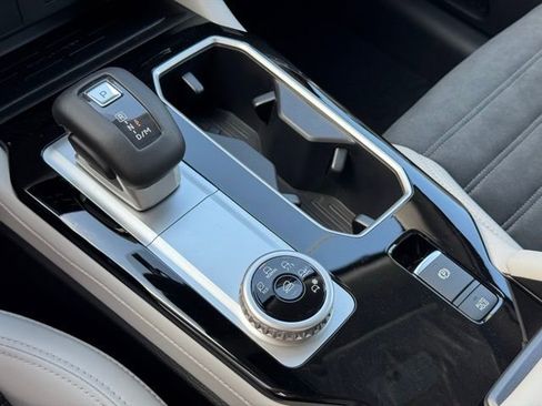 New 2025 Mitsubishi Outlander SE image 31