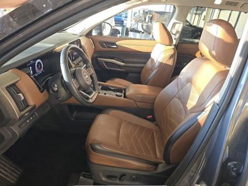 Used 2023 Nissan Pathfinder Platinum w/ Black Appearance Package AWD/4WD image 3