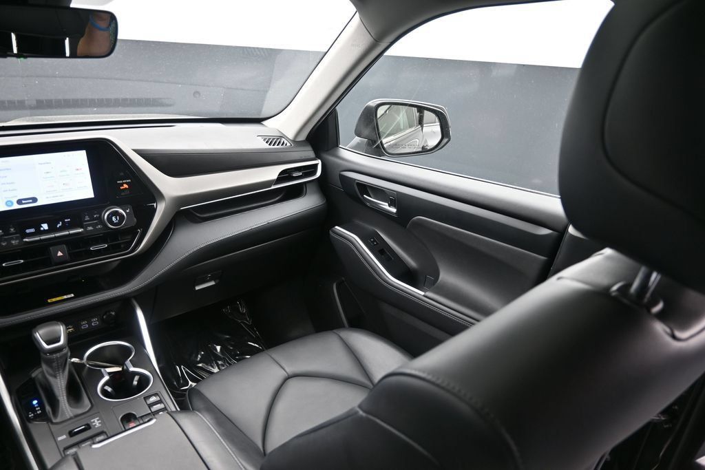Used 2023 Toyota Highlander XLE AWD/4WD image 32