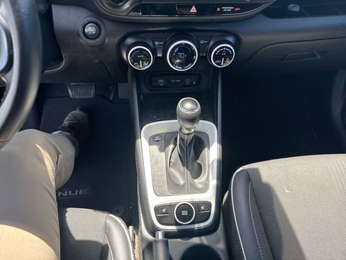 Used 2023 Hyundai Venue Limited image 16