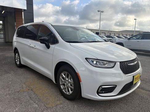New 2026 Chrysler Pacifica Select FWD image 7