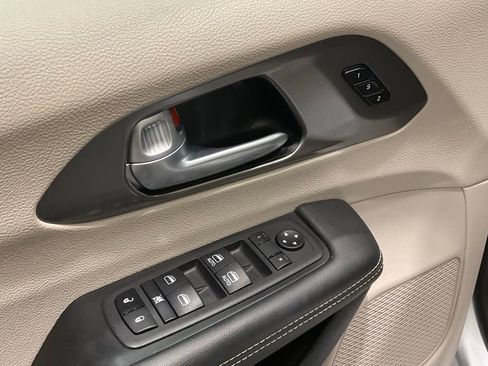 Used 2024 Chrysler Pacifica Touring-L image 7