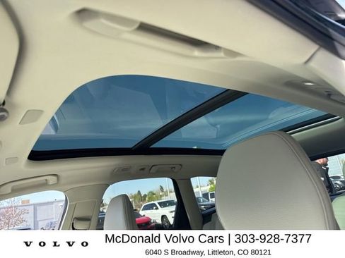 Used 2022 Volvo XC60 B5 Momentum image 12