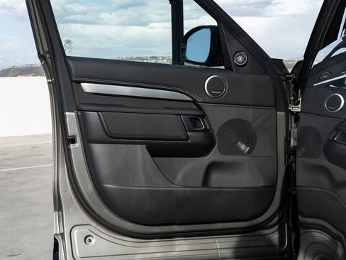 Used 2025 Land Rover Discovery Dynamic SE image 12