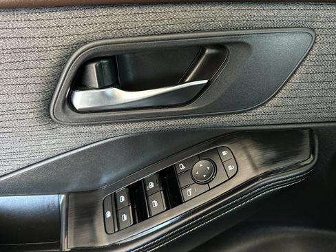 Used 2023 Nissan Rogue SV FWD image 11