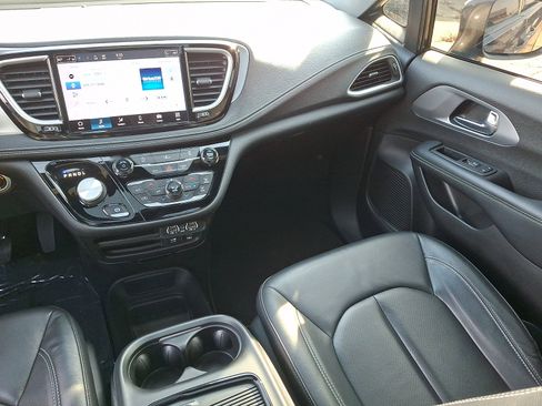 Used 2022 Chrysler Pacifica Touring-L w/ S Appearance Package image 16