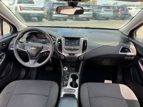 Used 2017 Chevrolet Cruze LT FWD image 2