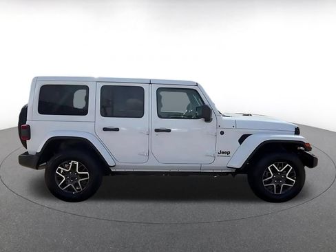Used 2025 Jeep Wrangler Unlimited Sahara AWD/4WD image 16
