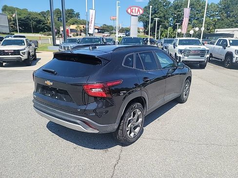 Used 2025 Chevrolet Trax LT w/ LT Convenience Package FWD image 7