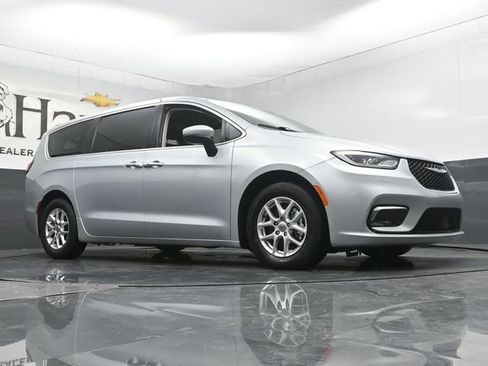 Used 2023 Chrysler Pacifica Touring-L FWD image 2