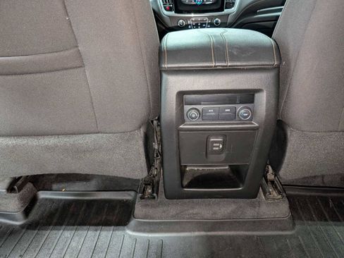 Used 2020 Chevrolet Traverse LT image 19