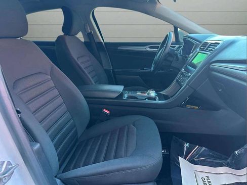 Used 2017 Ford Fusion SE w/ Fusion SE Technology Package image 11