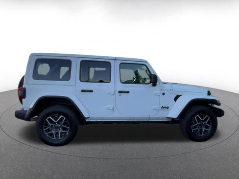 Used 2025 Jeep Wrangler Unlimited Sahara AWD/4WD image 16
