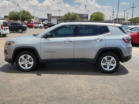 Used 2024 Jeep Compass Latitude image 2