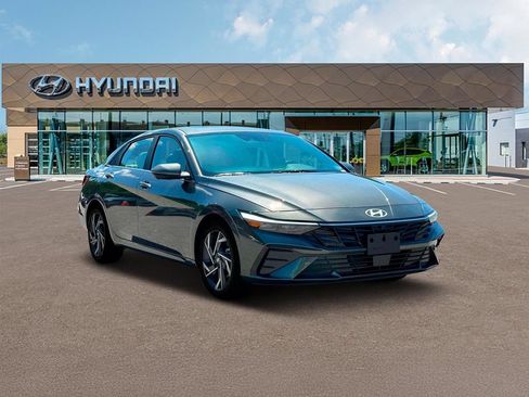 Used 2025 Hyundai Elantra Limited FWD image 11