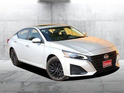 Used 2025 Nissan Altima 2.5 SV w/ SV Special Edition Package AWD/4WD image 2