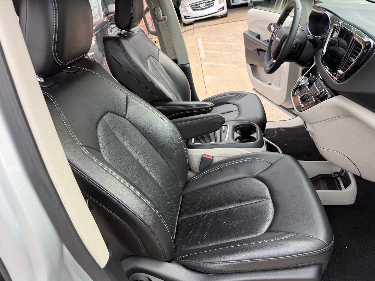 Used 2024 Chrysler Pacifica Touring-L FWD image 15