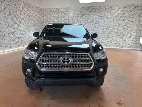 Used 2017 Toyota Tacoma TRD Off-Road image 2