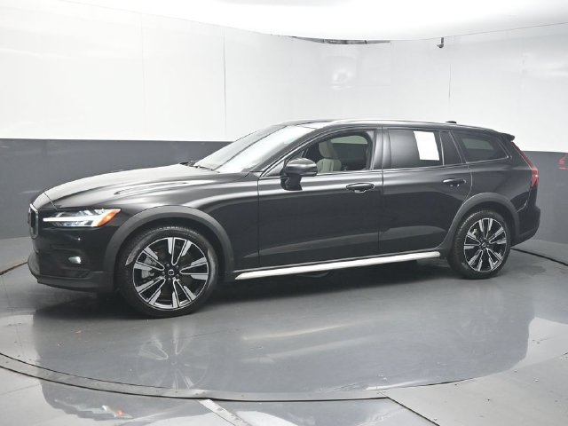 Used 2025 Volvo V60 B5 Cross Country Ultra AWD/4WD image 4