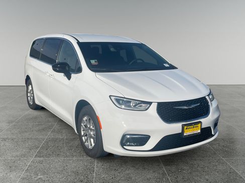 New 2026 Chrysler Pacifica Select image 7