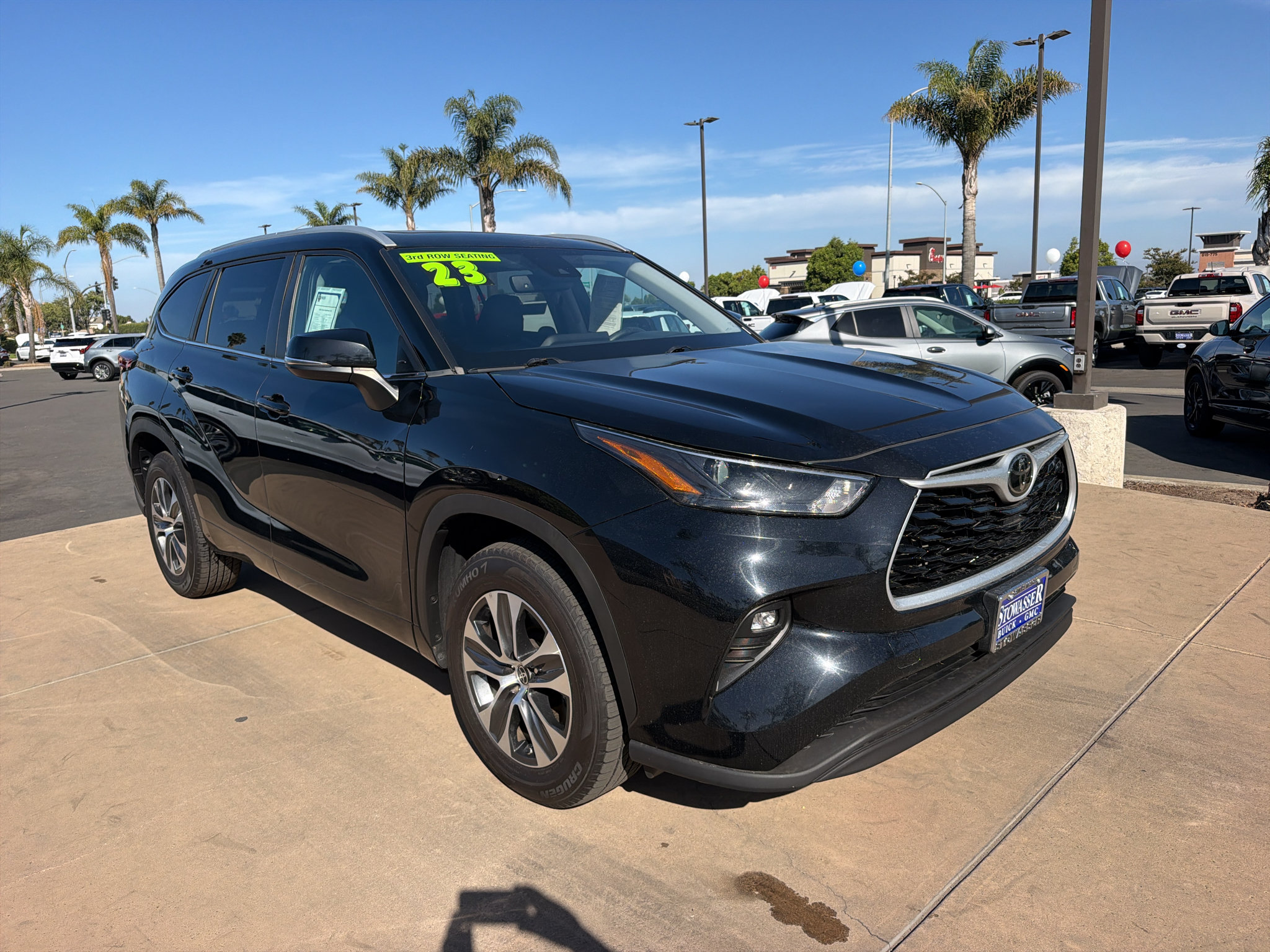 Used 2023 Toyota Highlander XLE FWD image 3