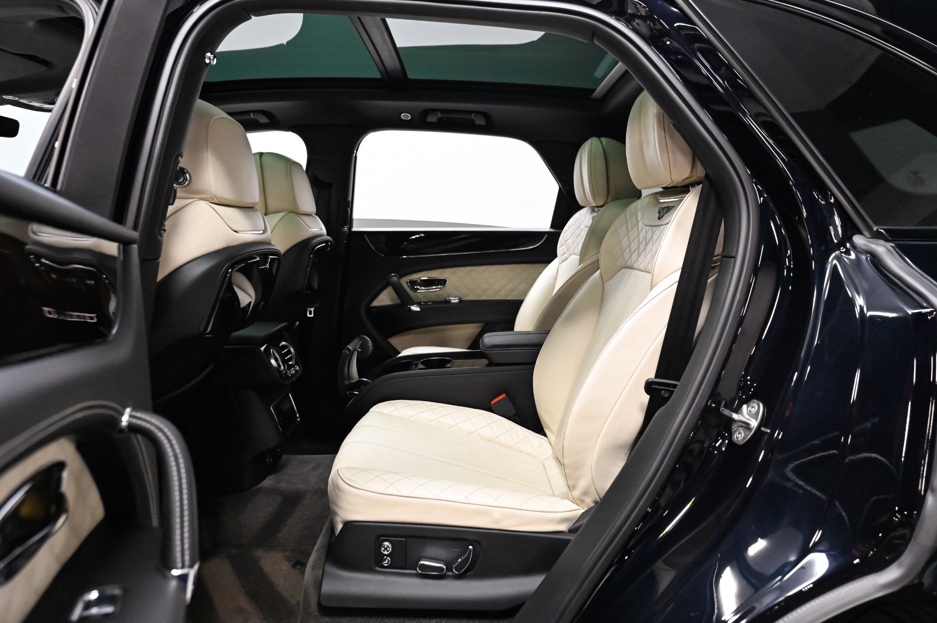 Used 2018 Bentley Bentayga w/ Black Specification AWD/4WD image 24