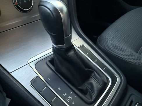 Used 2017 Volkswagen Golf S image 20