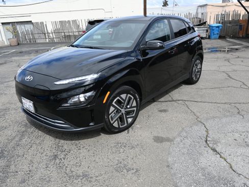 Used 2023 Hyundai Kona SE w/ Cargo Package FWD image 1