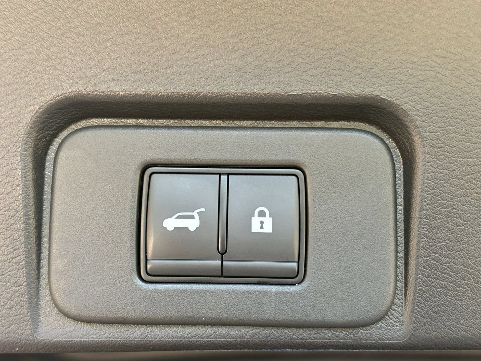 Used 2025 Nissan Rogue SV FWD image 24