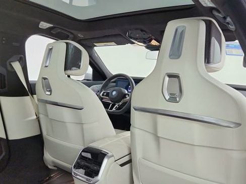 Used 2023 BMW i7 xDrive60 w/ Executive Package 2 image 27
