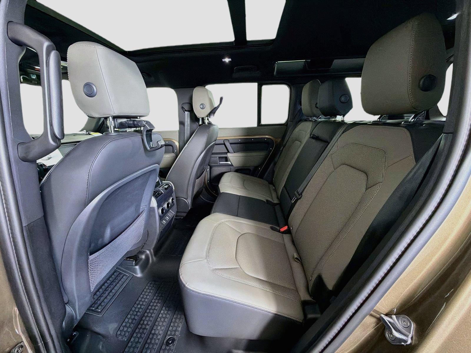 New 2026 Land Rover Defender 110 X-Dynamic SE AWD/4WD image 27
