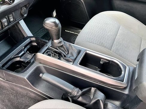 Used 2018 Toyota Tacoma SR5 AWD/4WD image 16