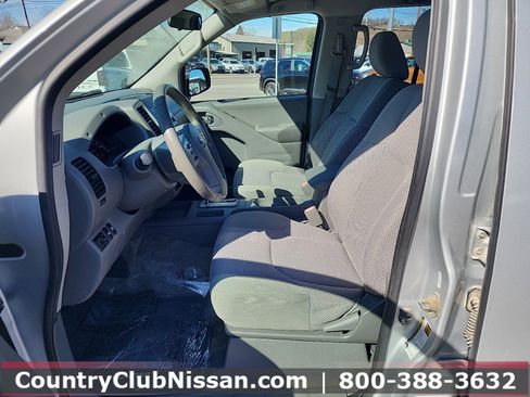 Used 2018 Nissan Frontier SV image 11