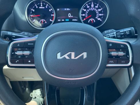 Used 2022 Kia Carnival LX image 14