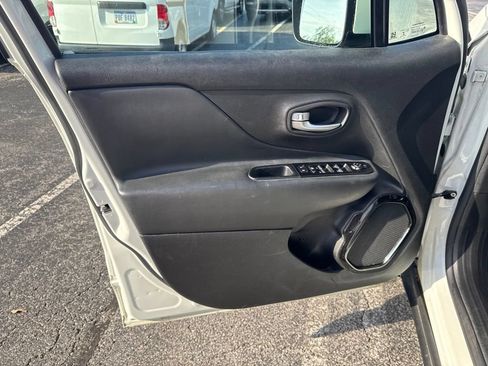 Used 2020 Jeep Renegade Altitude AWD/4WD image 16