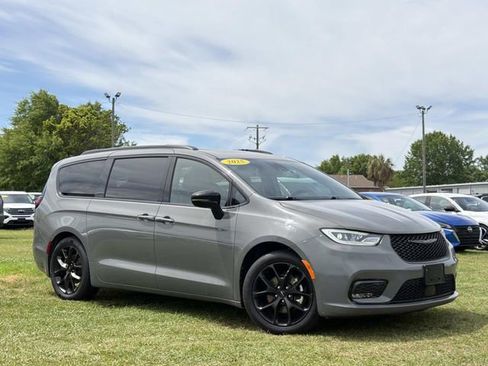 Used 2025 Chrysler Pacifica Limited FWD image 3