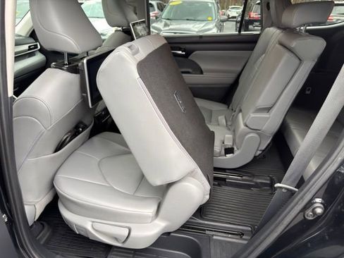 Used 2021 Toyota Highlander XLE image 22