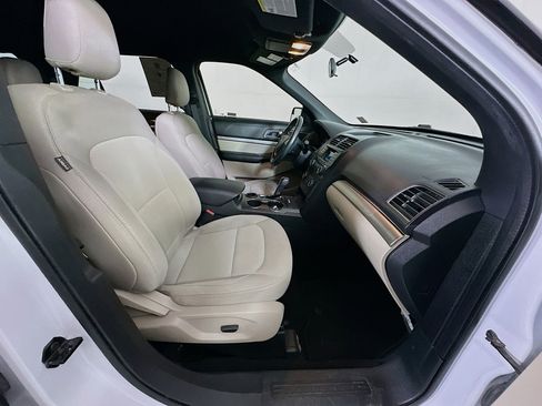 Used 2019 Ford Explorer XLT FWD image 30