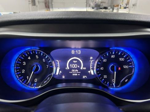 Used 2023 Chrysler Pacifica Touring-L image 11