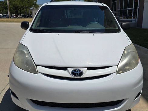 Used 2010 Toyota Sienna LE FWD image 2