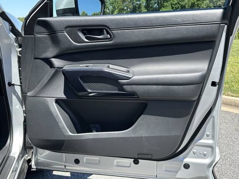 Certified 2025 Nissan Pathfinder SV FWD image 16