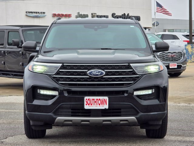 Used 2023 Ford Explorer XLT w/ Equipment Group 202A AWD/4WD image 2