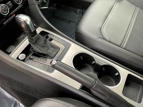 Used 2022 Volkswagen Passat 2.0T SE image 14