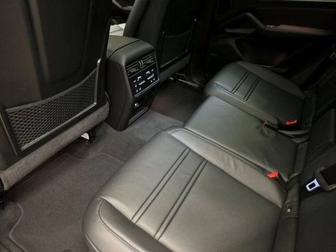 Certified 2025 Porsche Cayenne Coupe image 17