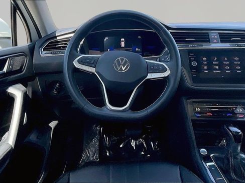 Used 2022 Volkswagen Tiguan SE w/ Panoramic Sunroof Package FWD image 8