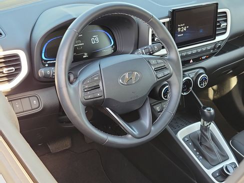 Certified 2025 Hyundai Venue Limited FWD image 9