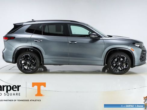 Used 2025 Volkswagen Tiguan SE R-Line AWD/4WD image 10
