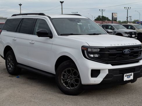 New 2026 Ford Expedition Active image 3