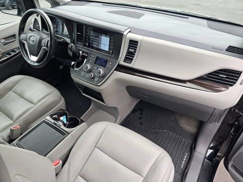 Used 2018 Toyota Sienna XLE AWD/4WD image 11